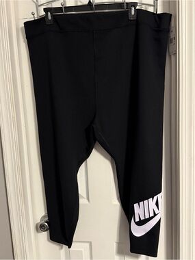 Nike women’s graphic leggings